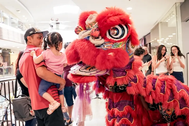 Foreigners Embrace Chinese Style Shopping During China S Lunar New Year