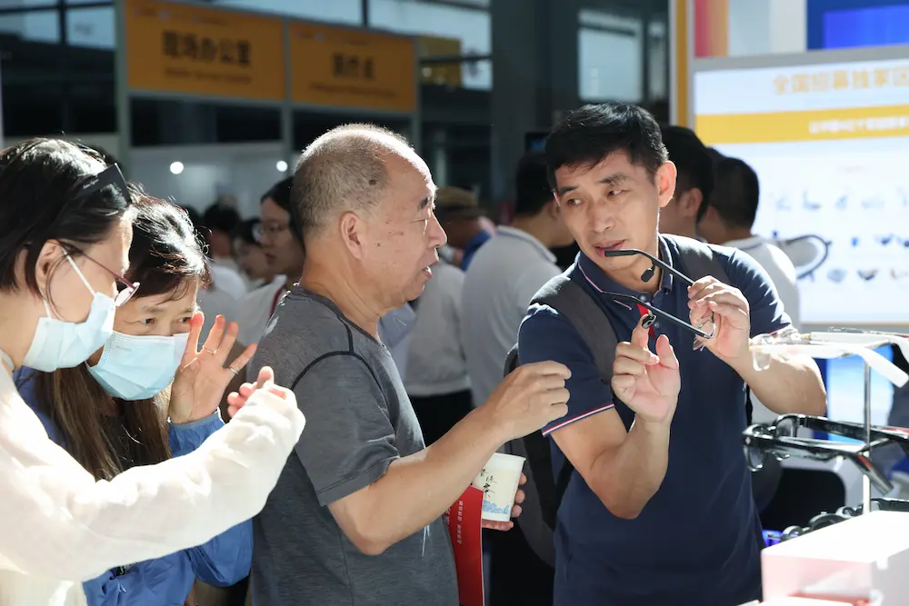 Shenzhen International Smart Elderly Care Industry Expo Opened At The Shenzhen Convention And Exhibition Center Futian Visitors Learned About A Pair Of Ai Powered Hearing Aid Glasses At The Expo