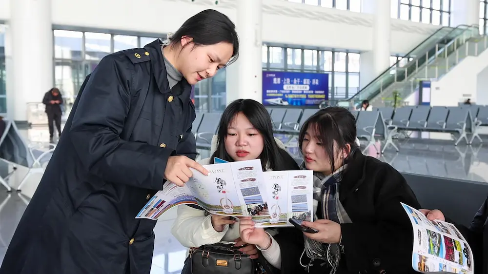 Staff At Poyang Station Introduced Birdwatching Guidelines To Passengers