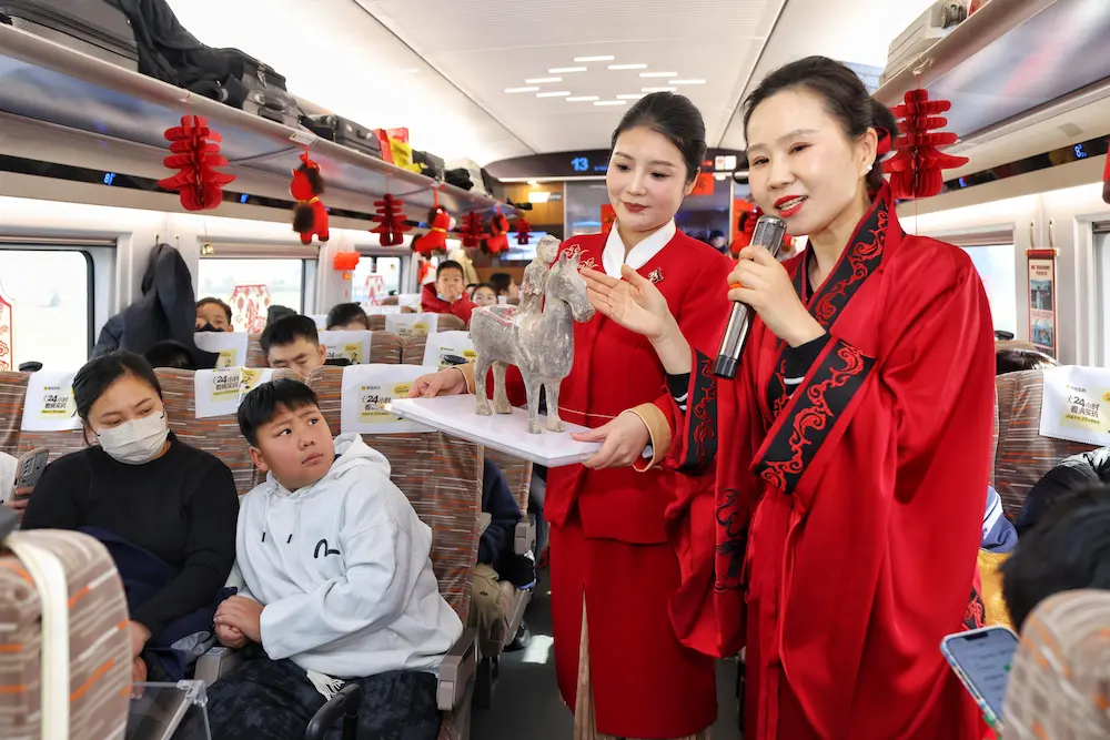Staff Members Dressed In Hanfu Introduce Han Dynasty Culture To Tourists